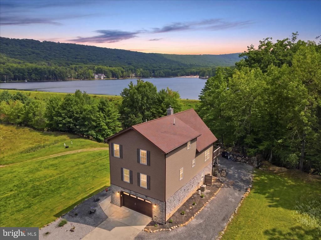 16 DELAWARE DRIVE W , HAZLETON, PA 18202