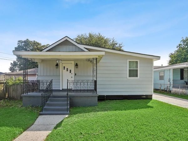 7811 BERG Street , New Orleans, LA 70128