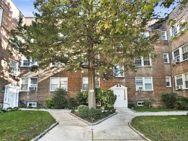 1 Ash place , Unit 2L, Great Neck Plaza, NY 11021