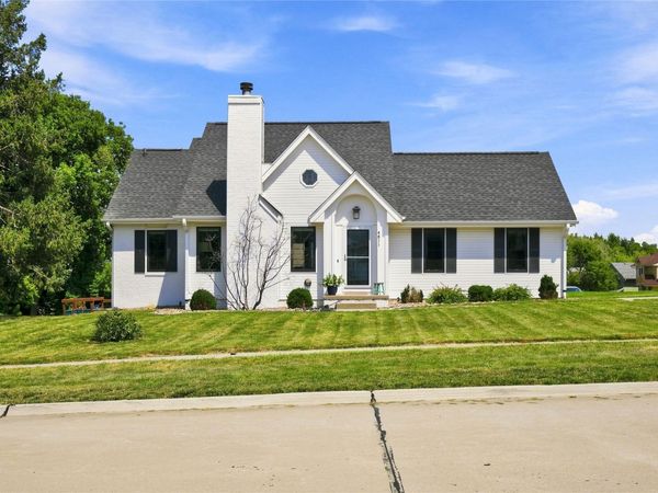 4811 Lockner Drive, Urbandale, IA 50322