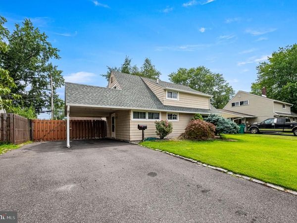 26 INLET ROAD, LEVITTOWN, PA 19057