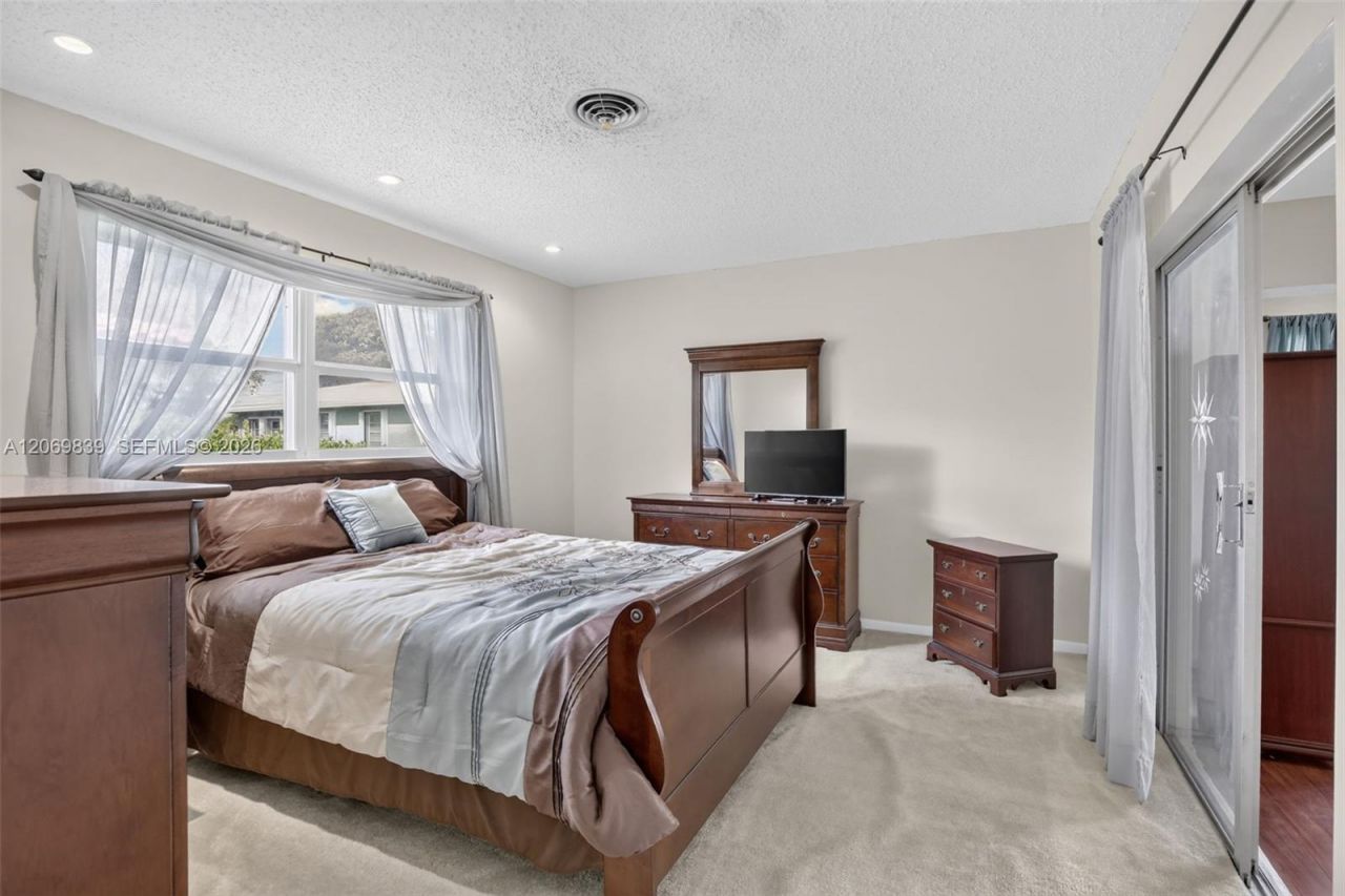 7118 E Tropical Way , Plantation, FL 33317 Photo