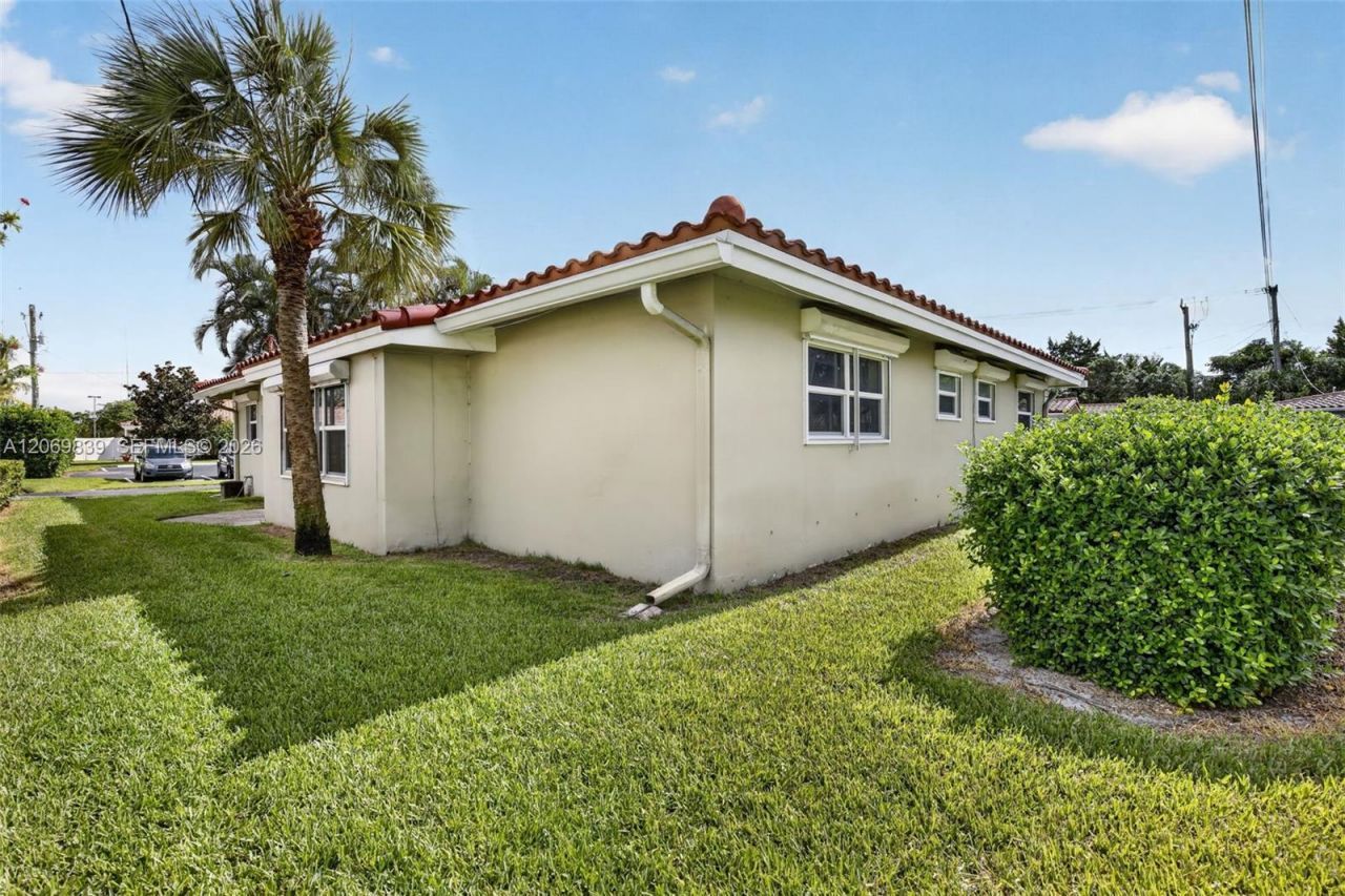 7118 E Tropical Way , Plantation, FL 33317 Photo