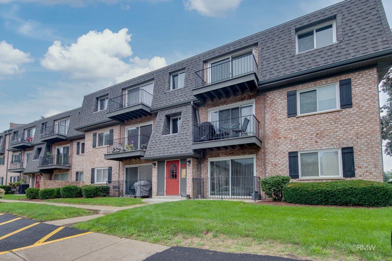 872 S Plum Grove Road, Unit 305, Palatine, IL 60067 Main Photo