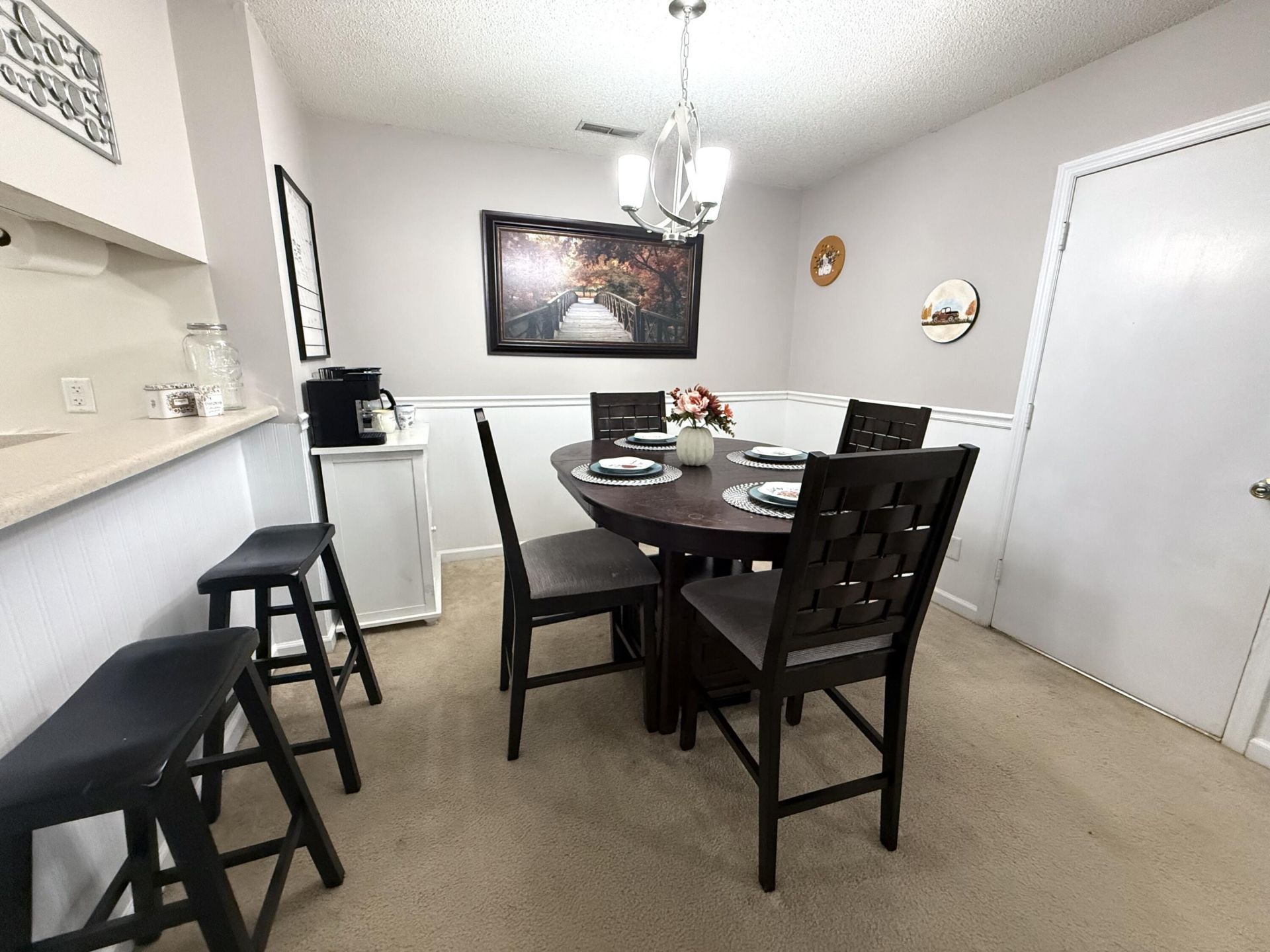 406 Erskine Street Photo 8
