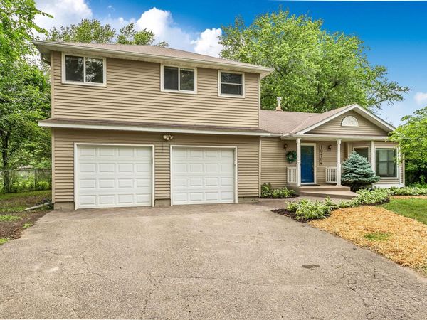10206 Lakeview Drive W, Minnetonka, MN 55305