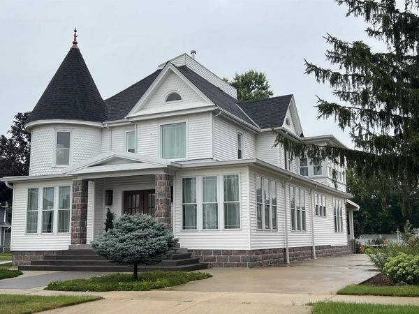 15 W Hale Street, New Hampton, IA 50659