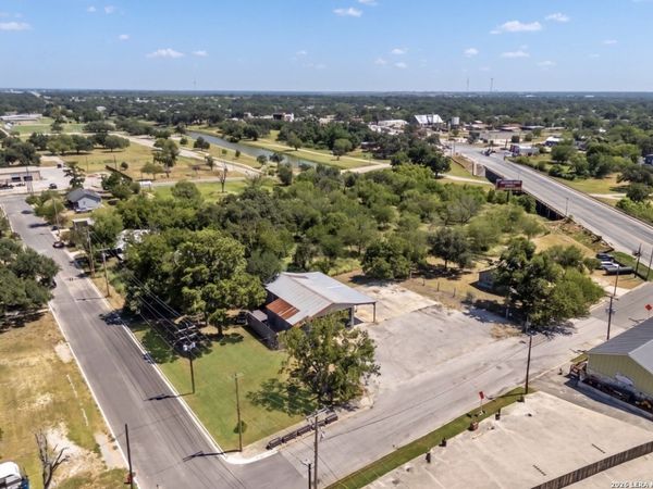 215 E COLLEGE ST, Pleasanton, TX 78064