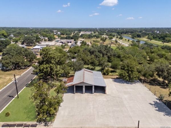 215 E COLLEGE ST, Pleasanton, TX 78064