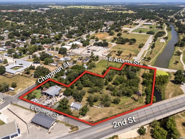 215 E COLLEGE ST, Pleasanton, TX 78064