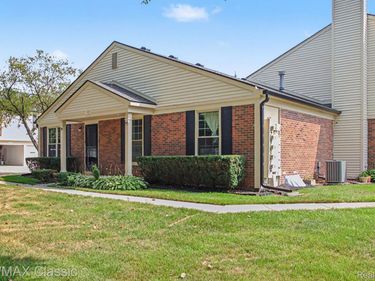 1489 Dover Hill N, Walled Lake, Mi 48390