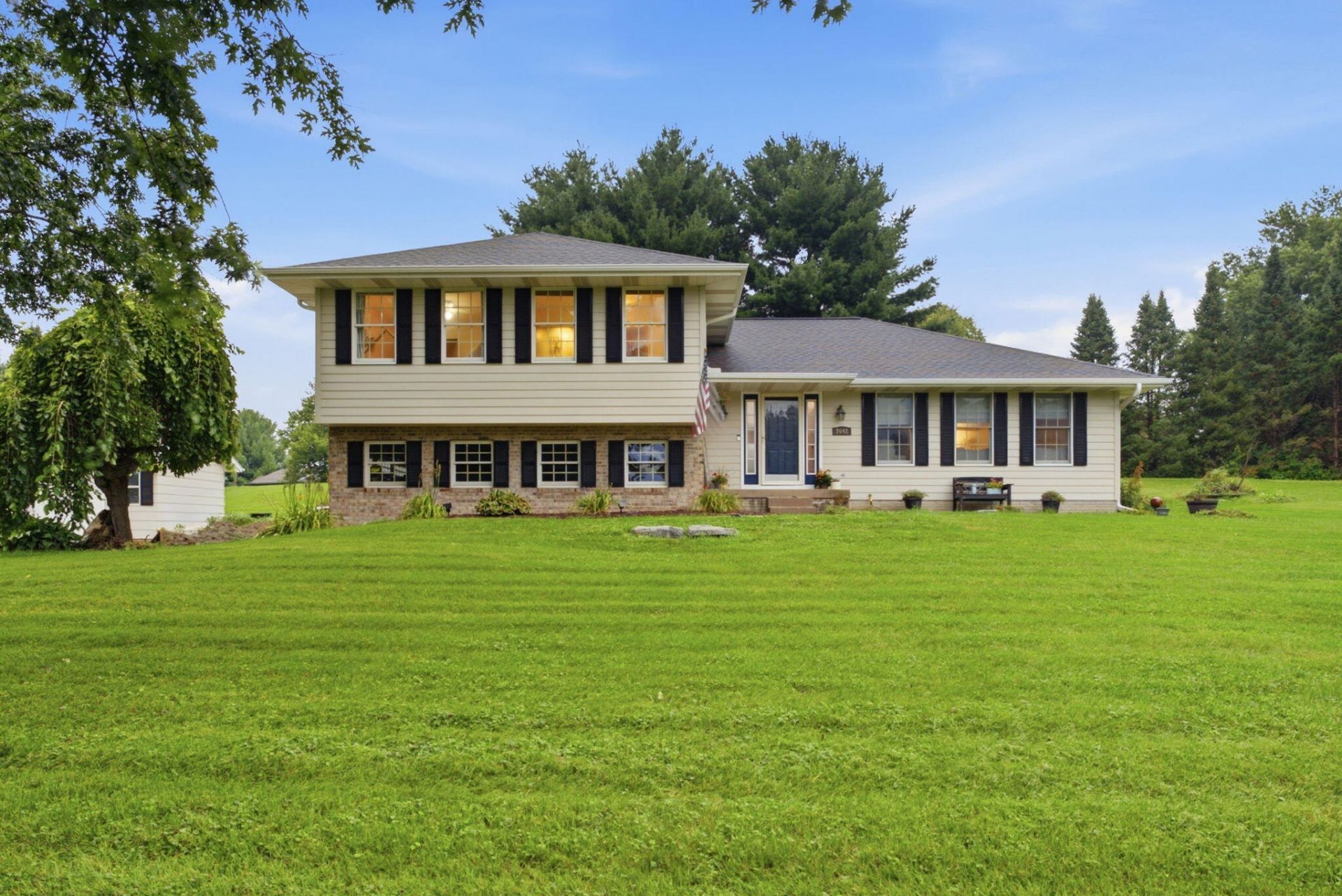 2642 Canterbury, Muscatine, IA 52761 Main Photo