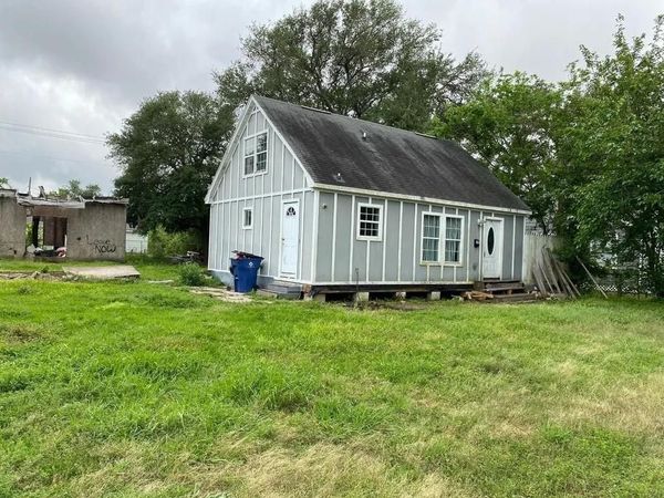 13 4th Avenue N, Texas City, TX 77590