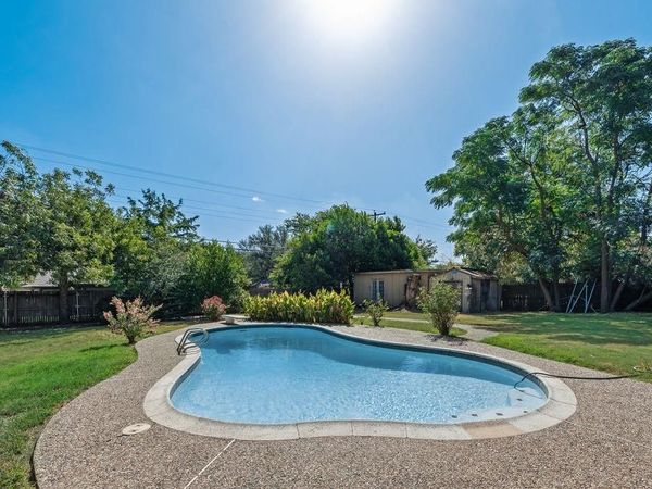 919 Surry Place Drive, Cleburne, TX 76033