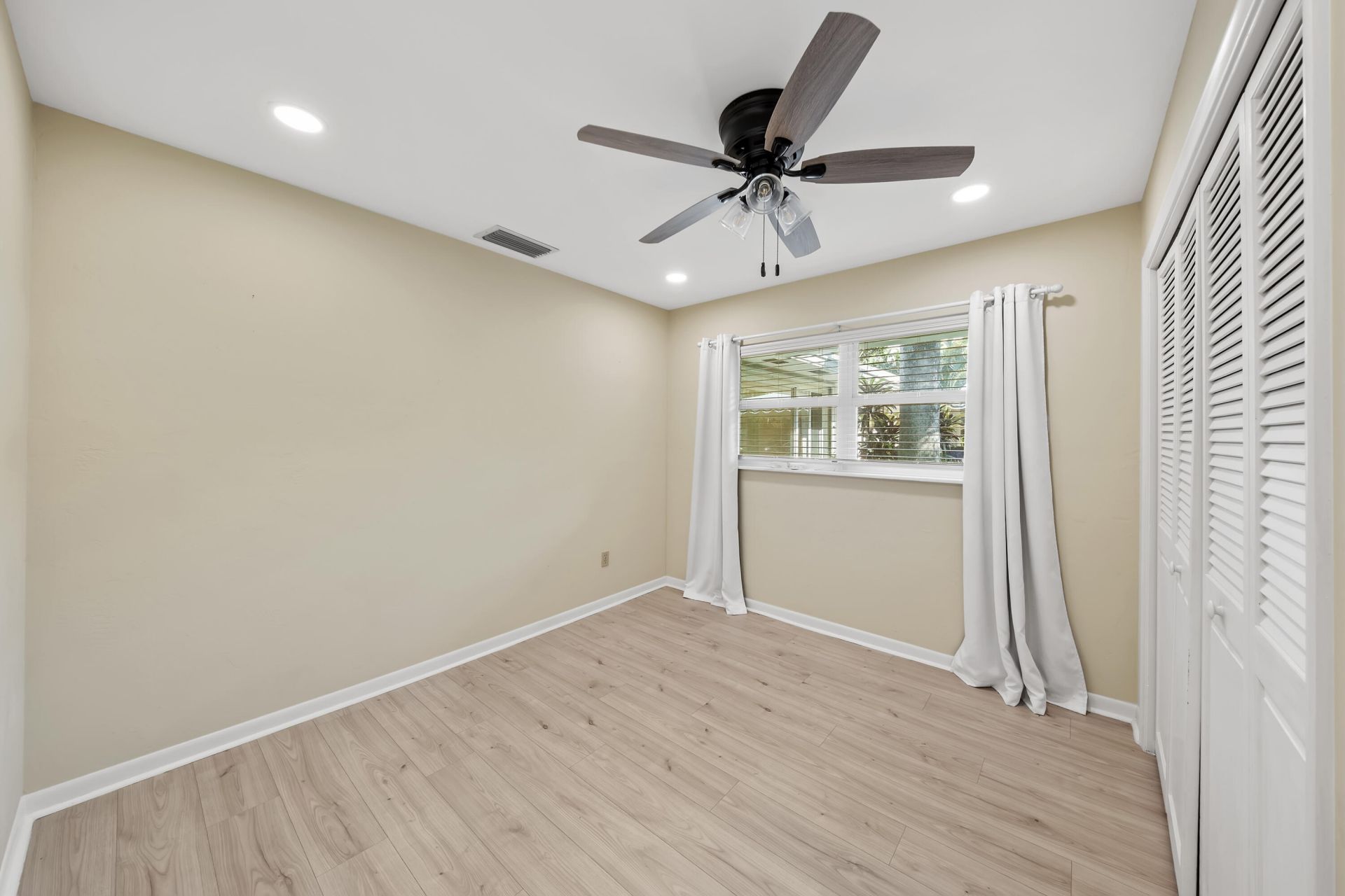 129 Alhambra Place, West Palm Beach, FL 33405 Photo
