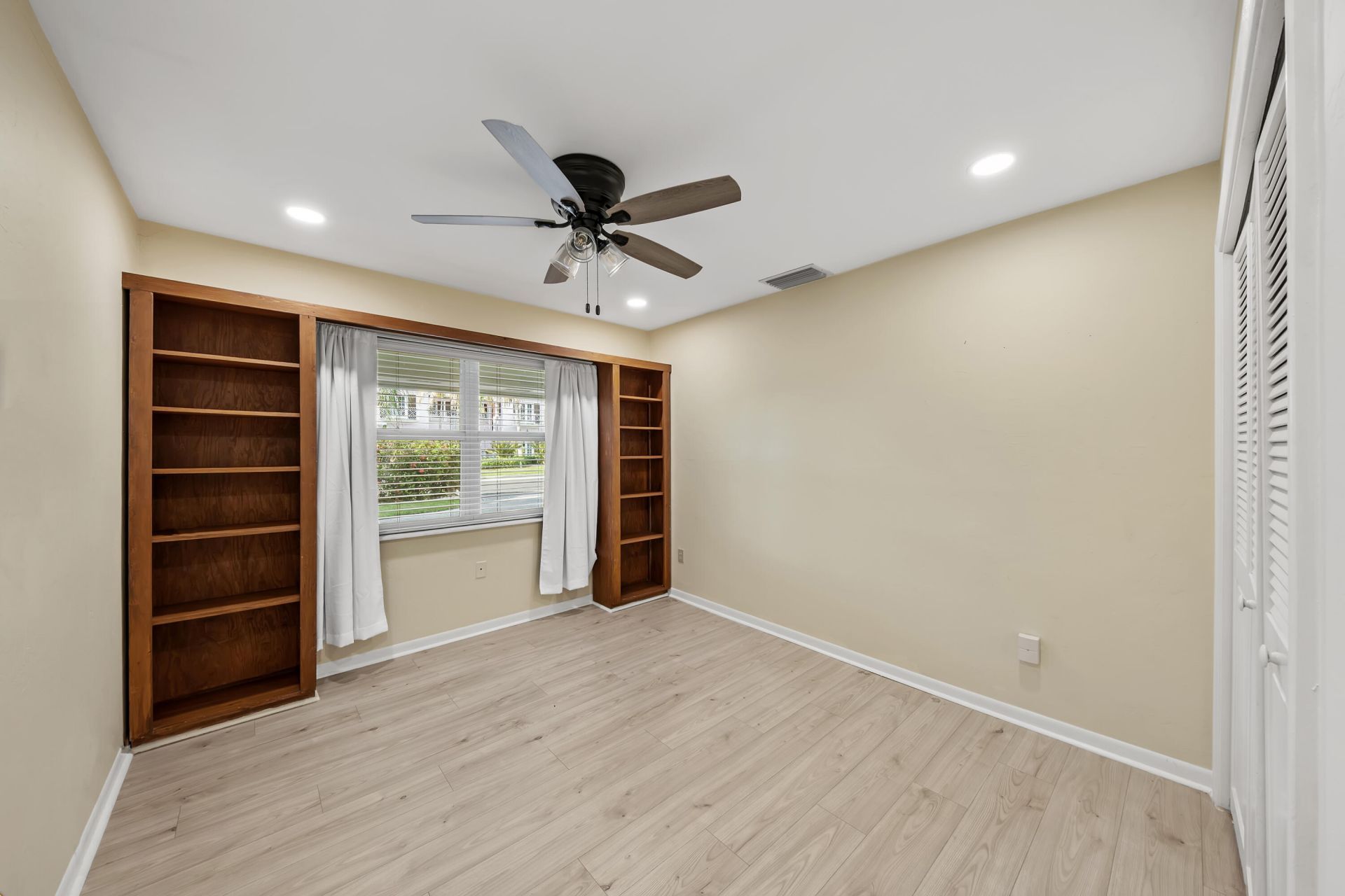129 Alhambra Place, West Palm Beach, FL 33405 Photo