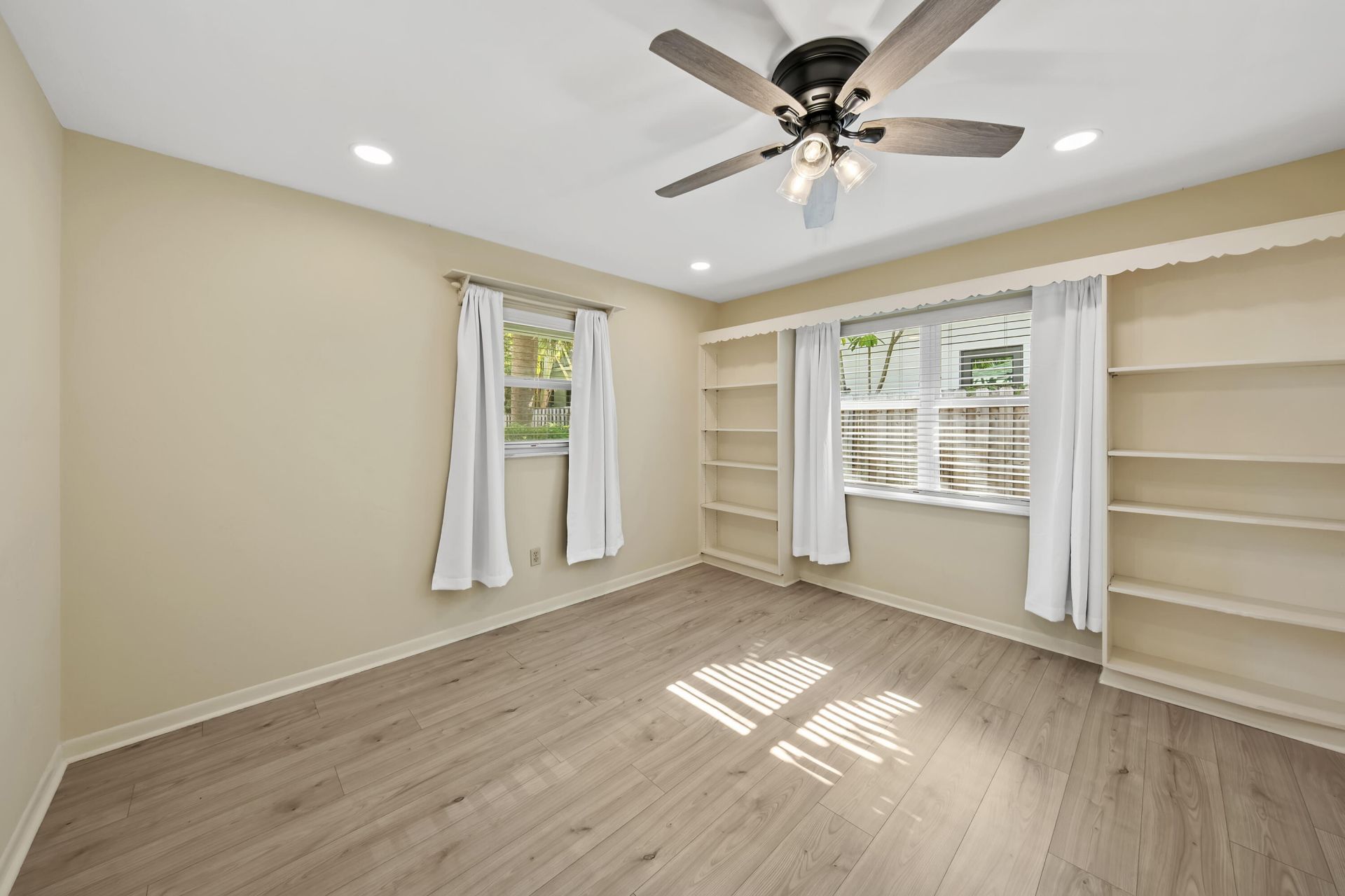 129 Alhambra Place, West Palm Beach, FL 33405 Photo