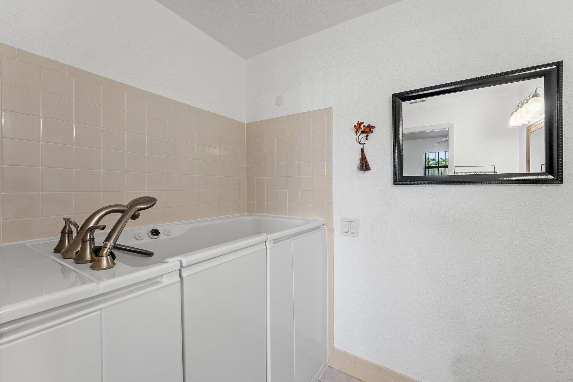 2638 Gately Drive E, Unit 125, West Palm Beach, FL 33415 Photo
