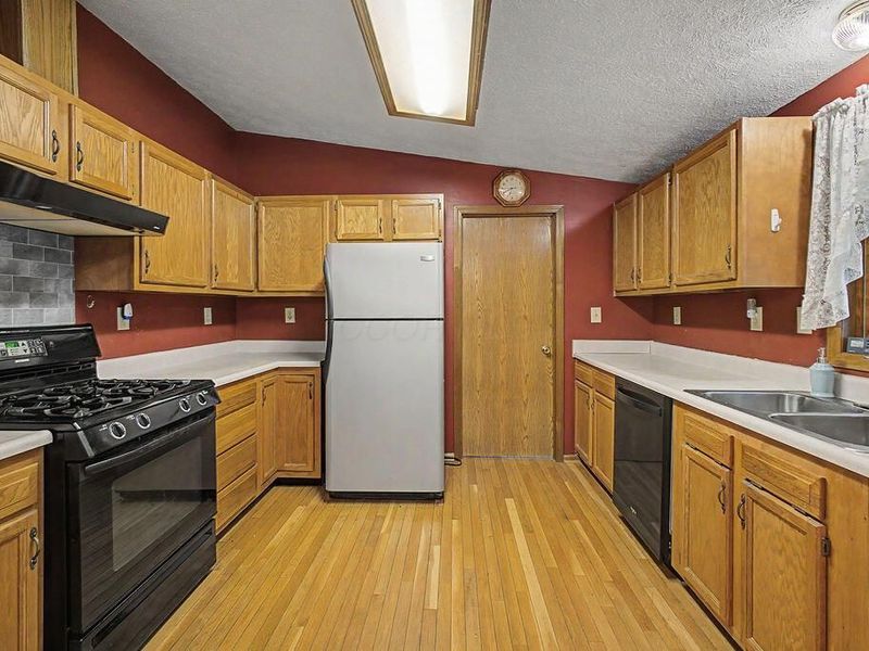 589 Floral Valley Drive W, Howard, OH 43028 Photo 10