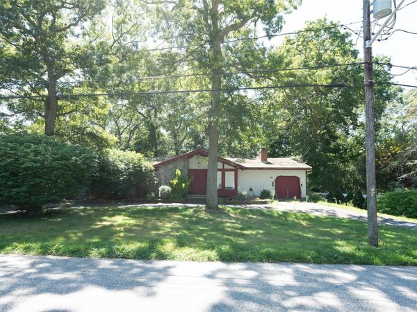 6 loretta court , Coram, NY 11727