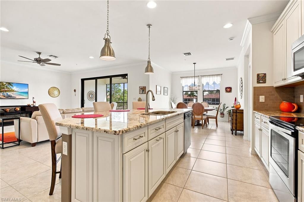 15157 Palmer Lake Cir, Unit 202, Naples, FL 34109 Photo