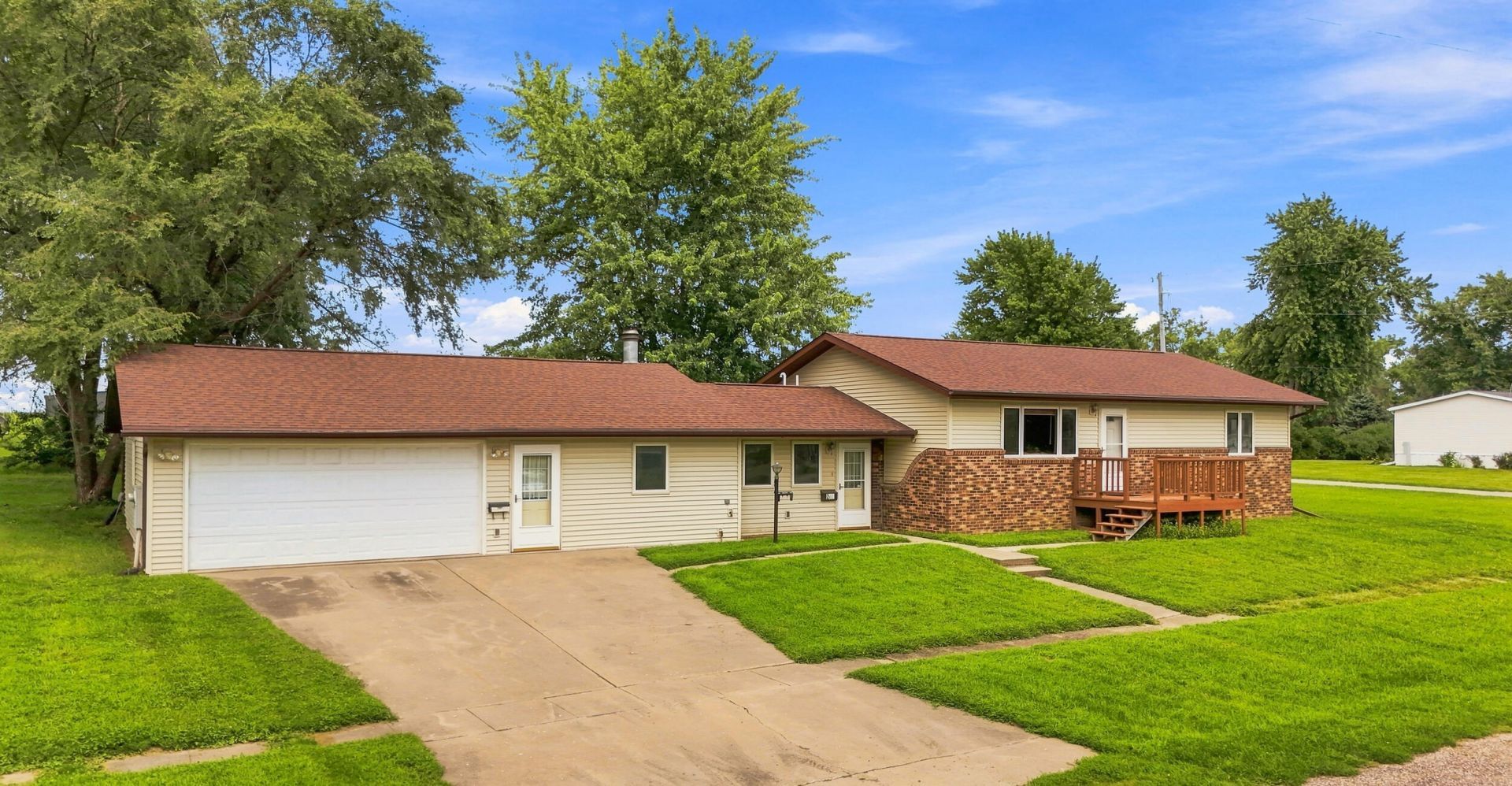 200 W Washington St, Grandview, IA 52752 Main Photo
