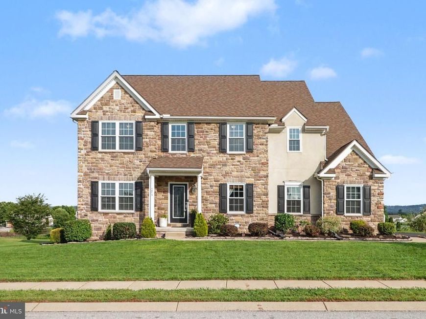 1215 Aylesbury Lane, York, PA 17404 Main Photo