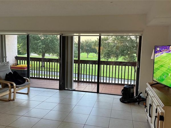 465 W Park Dr , Unit 11-3, Miami, FL 33172