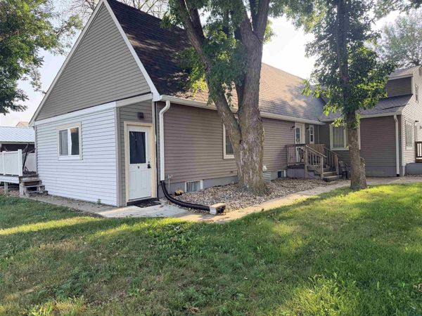 2212 Okoboji Ave, Milford, IA 51351