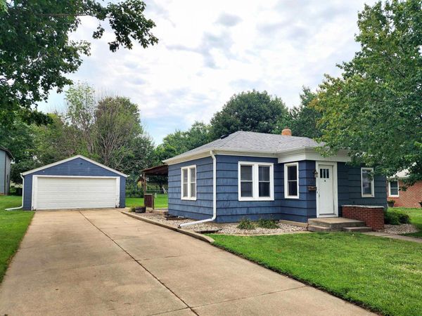725 1st Ave. SW, Sioux Center, IA 51250