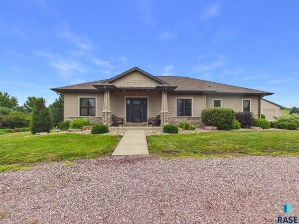 26395 McHardy Cir, Valley Springs, SD 57068