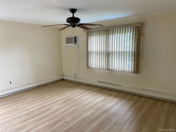 11 April Lane , Hicksville, NY 11801