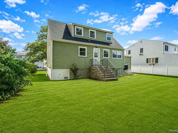 556 S Bayview Avenue , Freeport, NY 11520