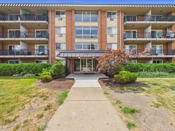 2210 S GOEBBERT Road , Unit 226, Arlington Heights, IL 60005