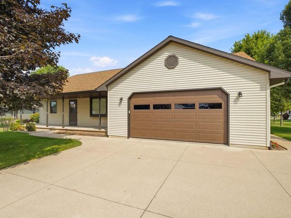 1405 PINEWOOD COURT, New London, WI 54961