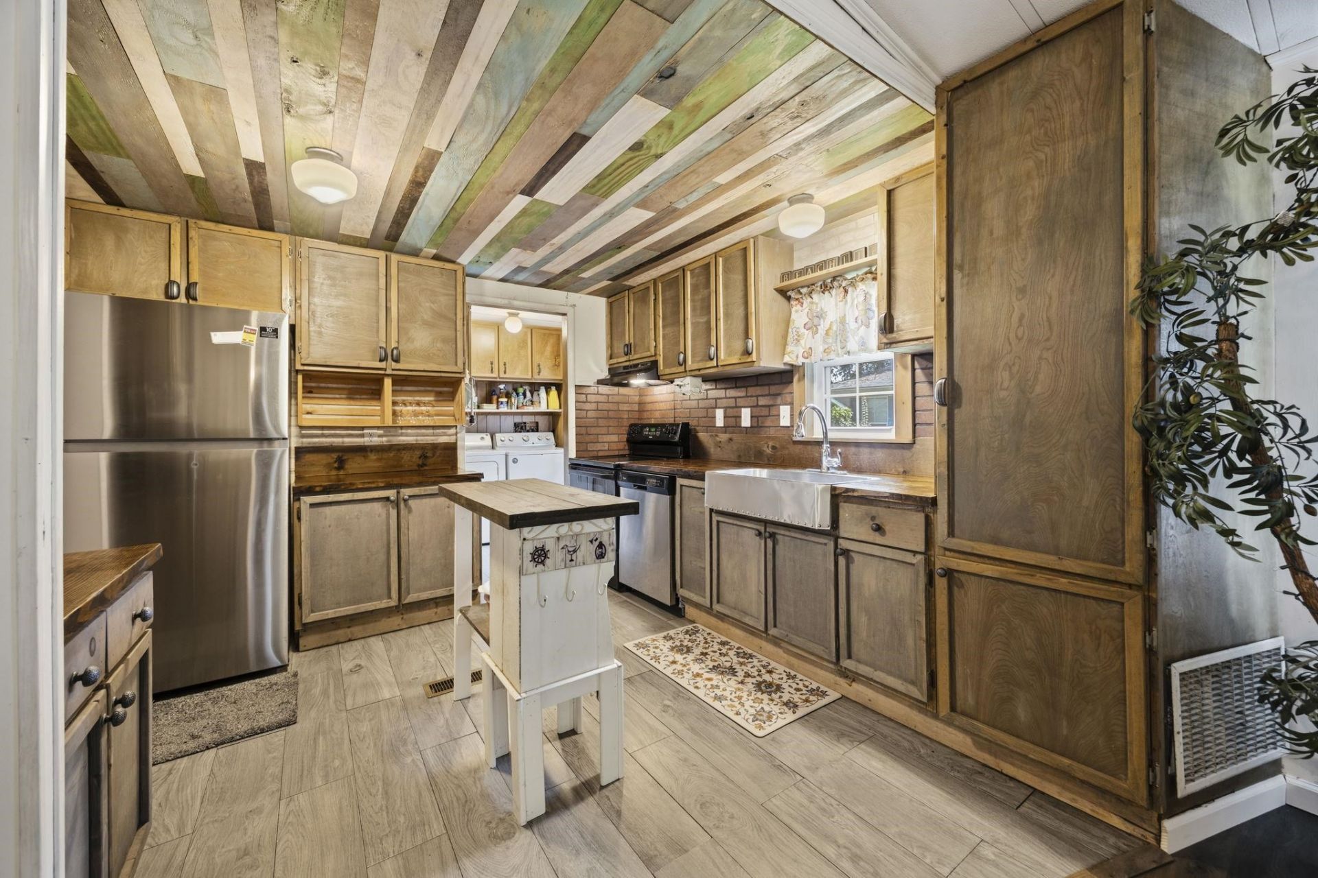 728 Garden Lake Dr. Photo 8