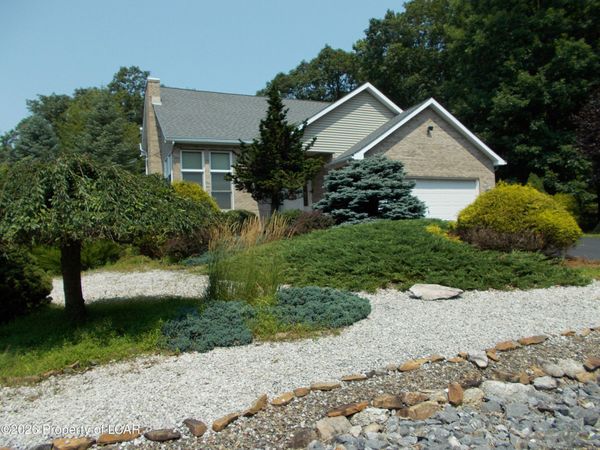 25 Glen Abbey Road, Hazle Twp, PA 18202