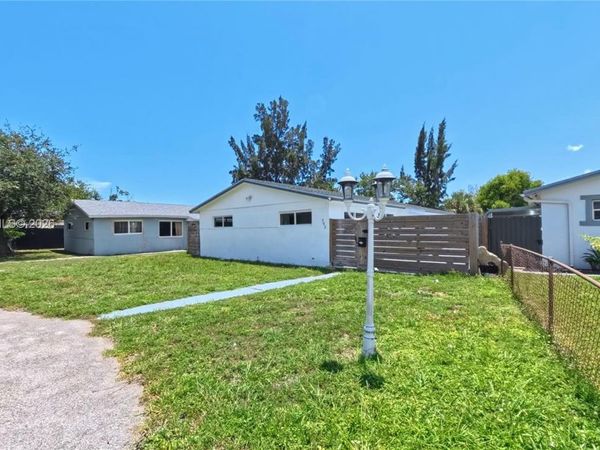 753 SW 2nd St , Dania Beach, FL 33004