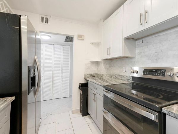 3800 N HILLS Drive, Unit 402, Hollywood, FL 33021