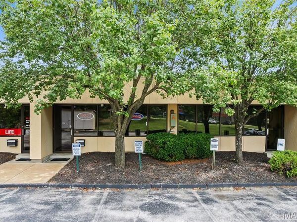 410 Sovereign Court , Ballwin, MO 63011