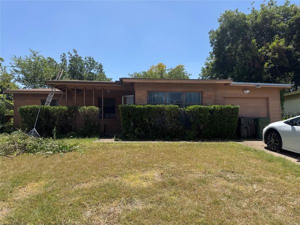 2204 Cloverdale Street, Arlington, TX 76010