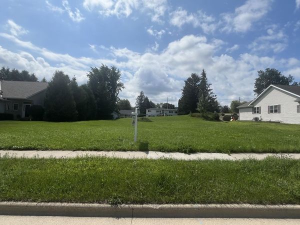 2013 Daisy Dr, Unit Lt40, West Bend, WI 53090