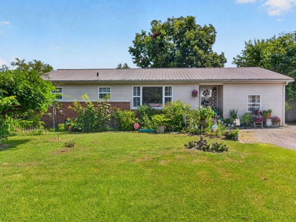 903 Hickory St W, Tullahoma, TN 37388