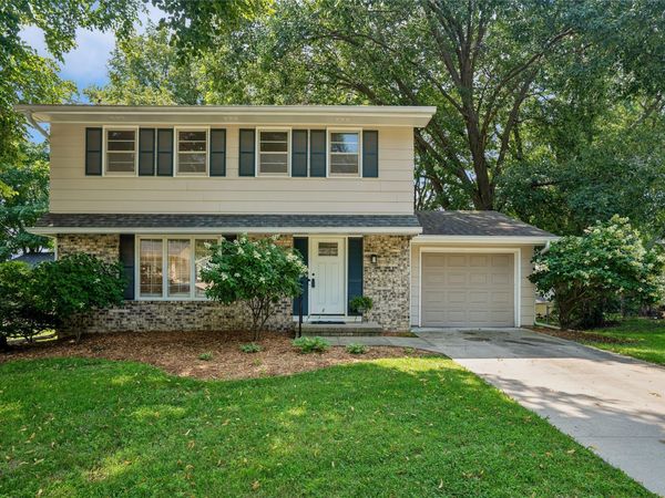 8666 Sunny Hill Drive, Clive, IA 50325
