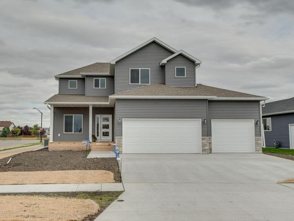 2534 Golden Lane S, Fargo, ND 58104