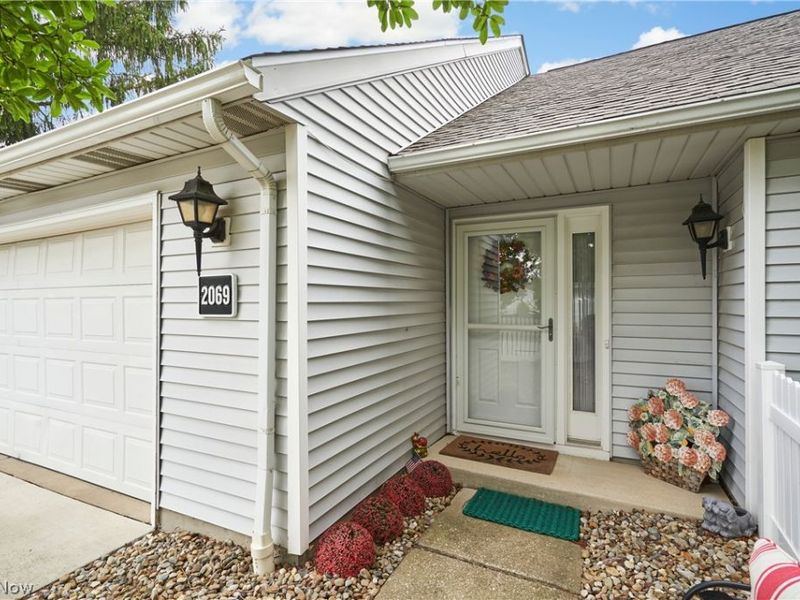 2069 Saxony Drive , Akron, OH 44313 Photo 2