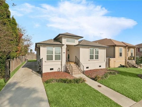 7421 DARTMOOR Street, New Orleans, LA 70127