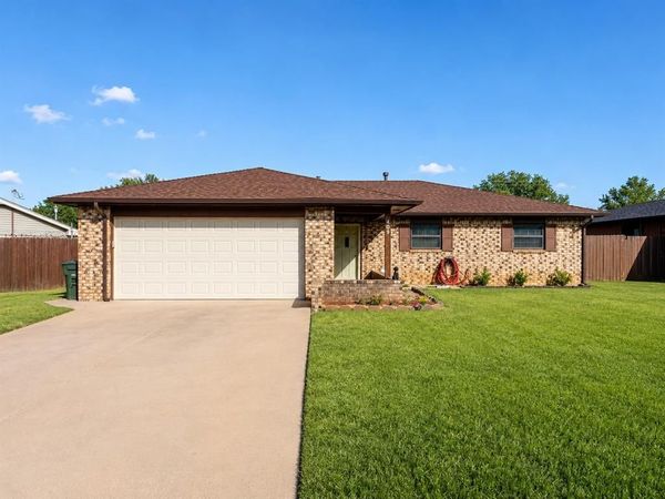 409 S 23rd Place, Clinton, OK 73601
