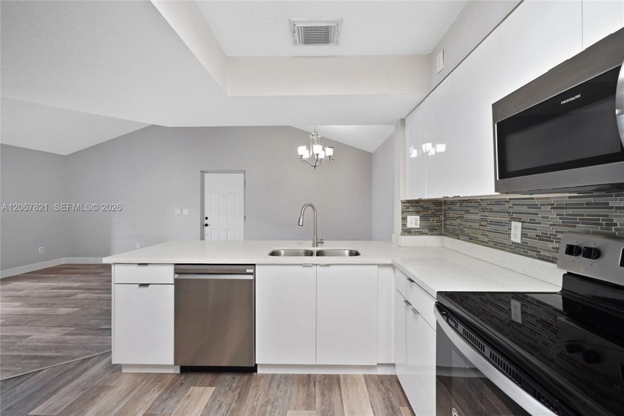 18840 NW 57th Ave , Unit 306, Hialeah, FL 33015 Photo