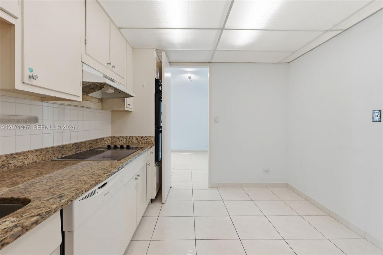 5055 Collins Ave , Unit 11F, Miami Beach, FL 33140 Photo